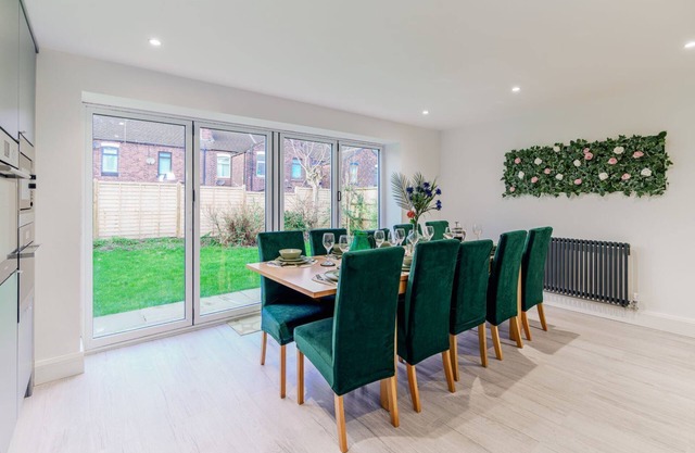 6 Bedroom house - 10 Beds - Motorway, Free Parking