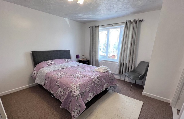 6 Bedroom House Air BnB reasonable distance from the town center & train station