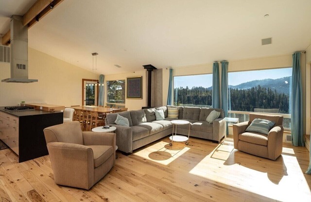 6 Bedroom House, Five Minutes From Heavenly, Panoramic Mountain Views
