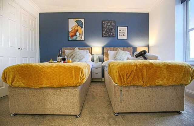 6 Bedroom House- Free Parking, Fast Wifi & SmartTV