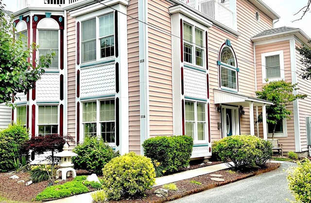 6 Bedrooms/5 Baths/Steps to the Beach