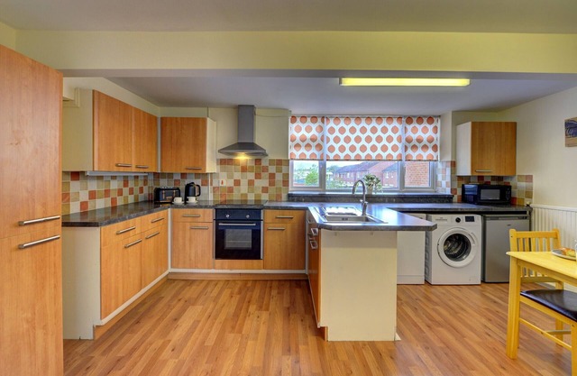 6 Bedrooms, sleeps up to 16, parking, space & comfort, contractors or families