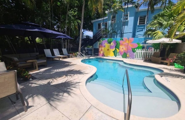6 BR 6 BA Guesthouse Suites on Duval free parking, private pool