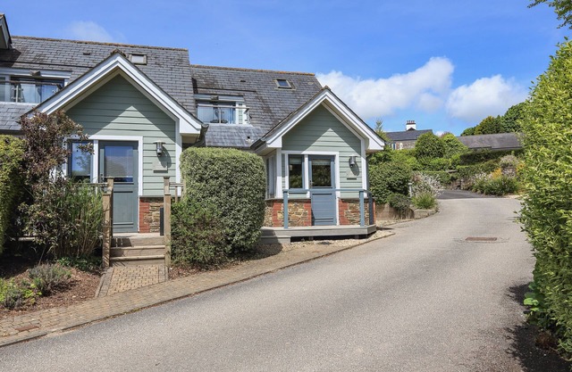 6 COURT COTTAGE, HILLFIELD VILLAGE, family friendly in Dartmouth