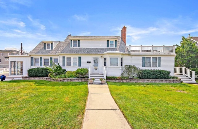 6 houses to beach, HUGE fenced yard, 4-5 bed 2 ½ bath, Sleeps 12.
