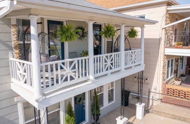 6 KING Beds + Walk to Streetcar + Balcony