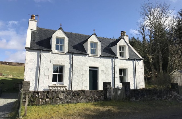 6 KNOTT, pet friendly, with open fire in Suladale
