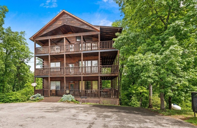 6 Master Suites, Sleeps 28, Arcade, Hot Tub, Pool Table, Game Room and More!