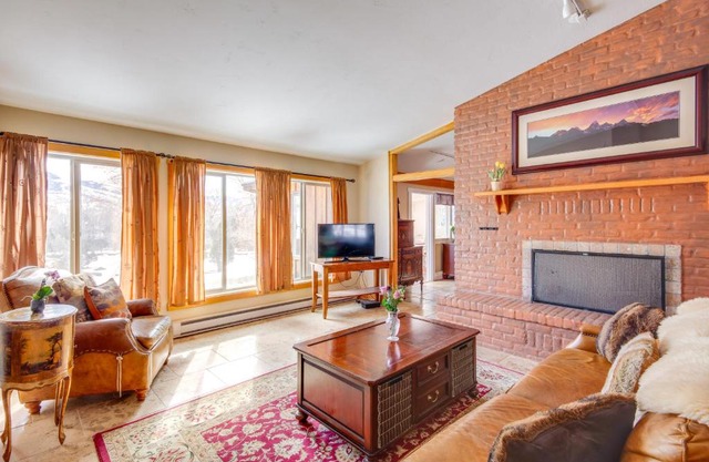 6 Mi to Chico Hot Springs Villa with River Access