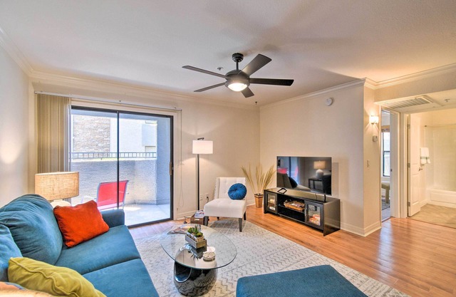 6 Mi to Downtown: Phoenix Condo w/Pool Access!