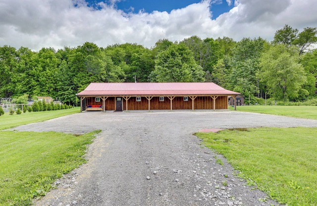 6 Mi to Main Street: Dog-Friendly Home in Dover!