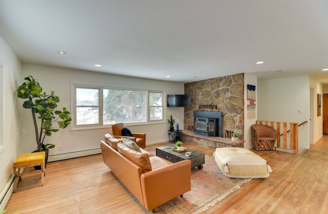 6 Mi to Staunton State Park: Conifer Home w/Deck