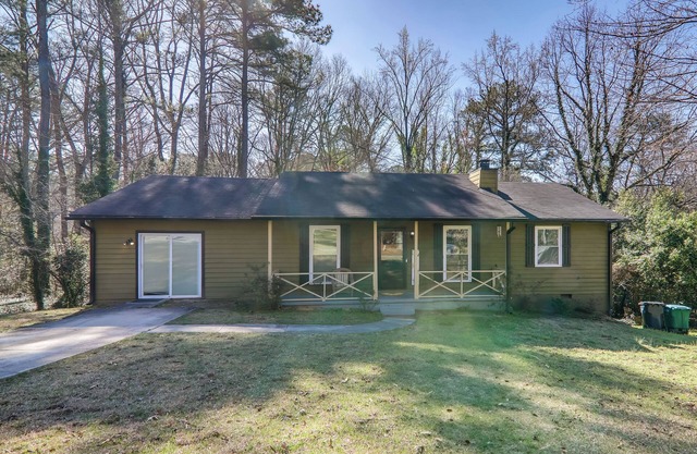 6 Mi to Stone Mtn Park: ‘The Forrest’ Home w/Deck
