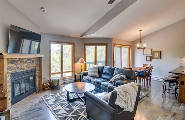 6 Mi to Winter Park: Mtn-View Condo w/Balcony!