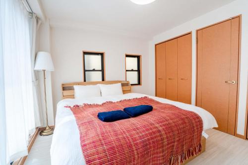 6 minutes walk from Yoyogi Station Close to Shinjuku 4-story detached house 110 square meters 3 bedrooms can accommodate up to 8 people Close to Shinjuku Takashimaya and Isetan