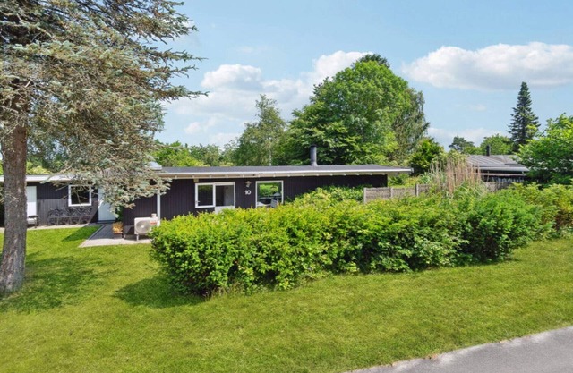 6 person holiday home in Dronningmølle