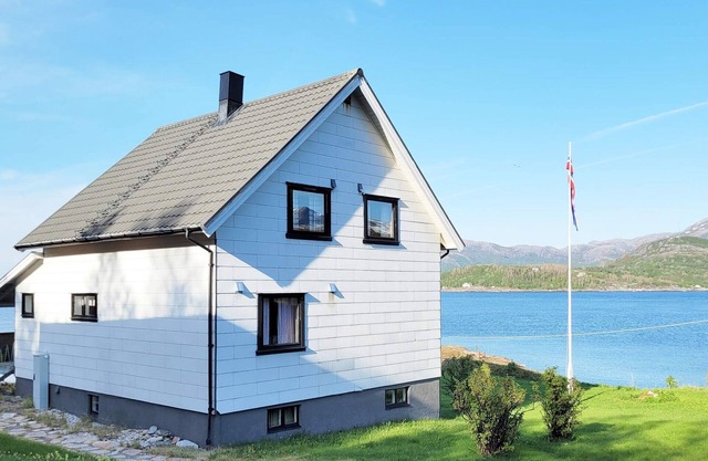 6 person holiday home in Sandhornøy