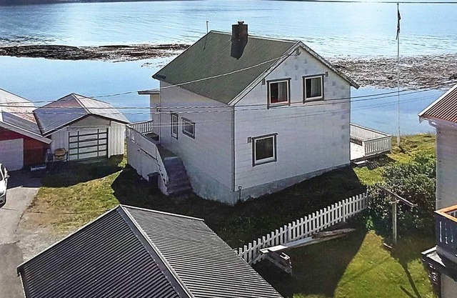 6 person holiday home in Sørvær
