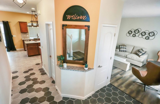 6 Private Bedrooms w HDTV & Desks, 3 Showers, Large Deck w/Grill, NW Omaha,