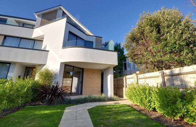 6 Sandbourne - a semi-detached house that sleeps 8 guests in 4 bedrooms