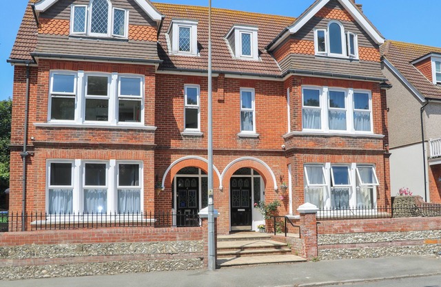 6, THE CUCKMERE, pet friendly, country holiday cottage in Seaford