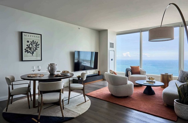 60 Fl Lake View Apt: An Urban Oasis in the Sky