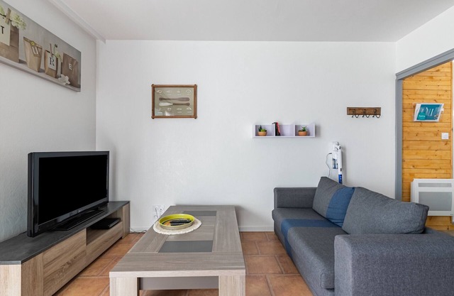 600m from Les Becs beach, flat for 2