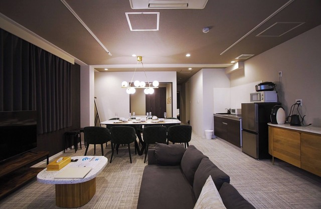 601 Osakas largest 100 square meter private ro/Osaka Ōsaka