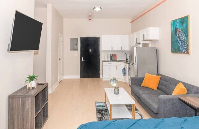 610) Large Studio Downtown with Pool Table