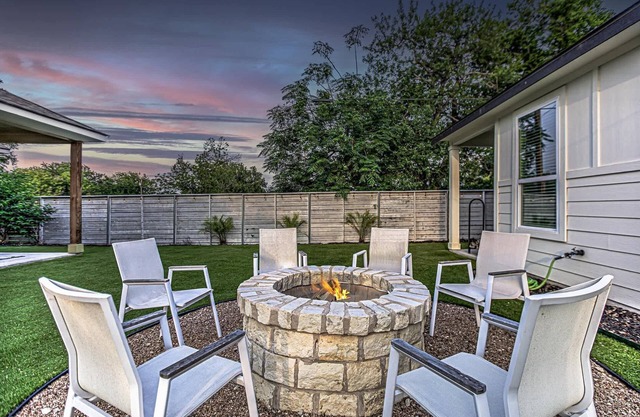 6BD Retreat for 14 with Fire Pit, Patio & Lake Access