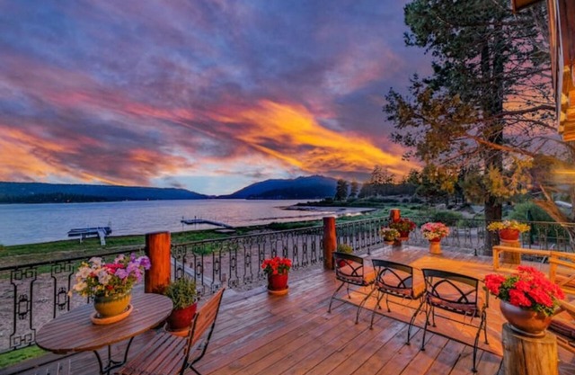7 Bedroom/15 Beds, 6000 SQFT Log Cabin- Game Room - Lakefront with Dock