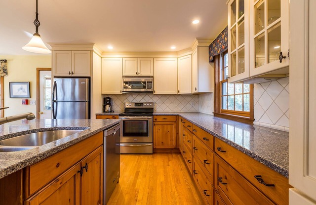 7 Bedroom, 6 Bathroom Manchester Ctr, Mountain View, Hot Tub, and Private Pool