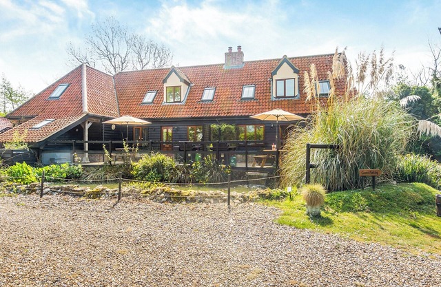 7 bedroom accommodation in Ilketshall St Margaret near Bungay