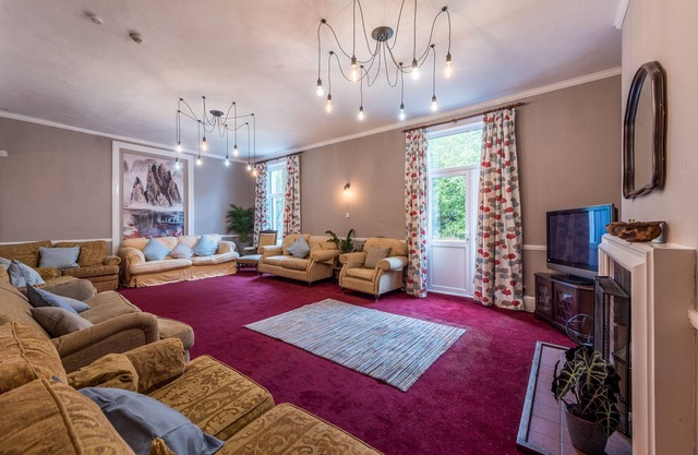 7 bedroom annexe to former farmhouse, family & pet friendly, with basement pub