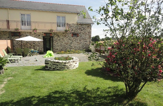 7 km from DERVAL, stone house 4/5 adults + 1 baby. INTERNET BOX.
