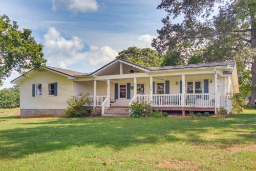 7 Mi to Center Hill Lake Spacious Sparta Home!