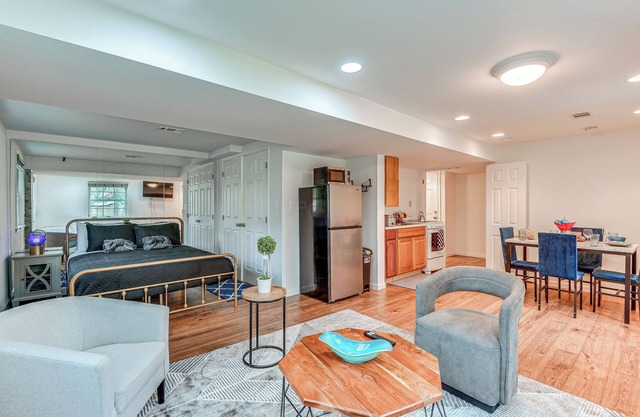 7 Mi to Downtown w/Yard: Silver Spring Studio