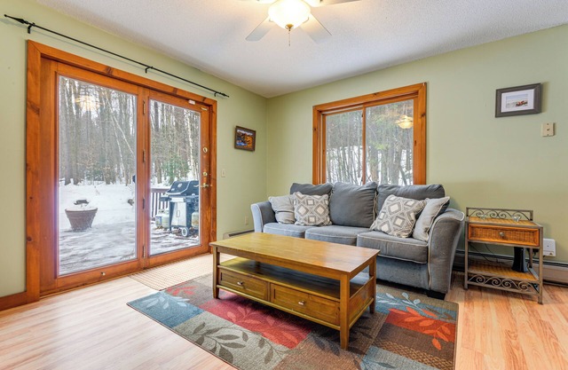 7 Mi to Mt Snow Resort: Family Home w/Fire Pit!