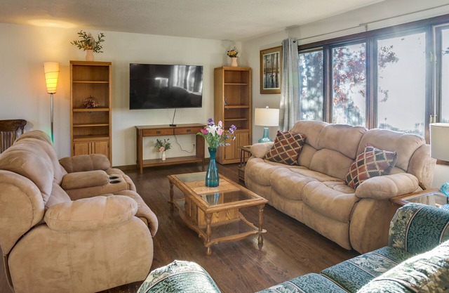 7 Mi to Munsinger Gardens: Sartell Home w/Deck
