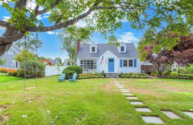 7 Min Walk from Water: Cheerful 4 Bedroom Home