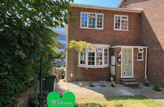 7 Mins to Gatwick Airport, Easy Commute to London! Comfortable King Size Bed!