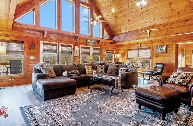 7 person new HOT TUB at Stunning Log Cabin 4 bed 4 full bath 5 min to TIEC