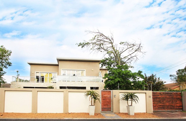 7 Rooms, 8 bathrooms and parking for 9 cars