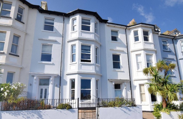 7 SEAFIELD ROAD, pet friendly, with a garden in Seaton, Devon