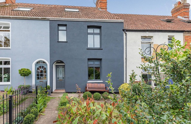 7 SEVERN TERRACE, pet friendly, with open fire in Watchet