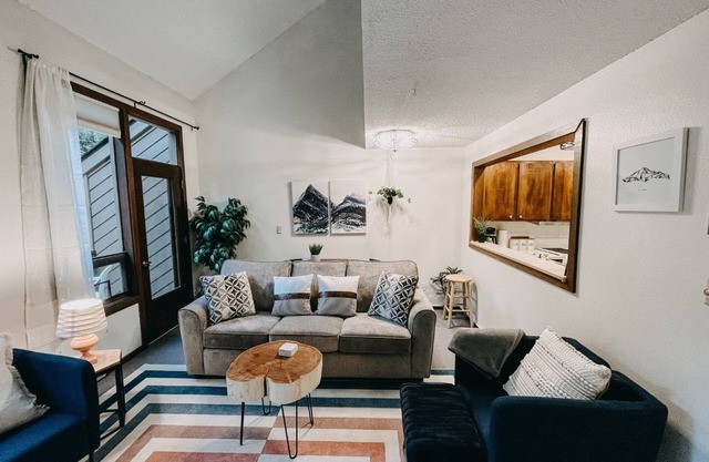 73SW - WiFi - F/P - W/D - Sleeps 6 by RedAwning