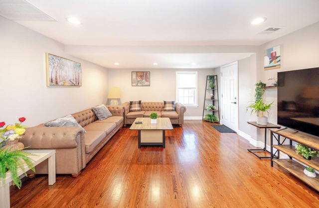 74R - 2BR Quincy - Romantic Stay near Wollaston Beach