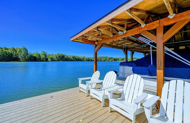 7BR Lakefront Boat Dock, Kayaks & Amazing Sunsets