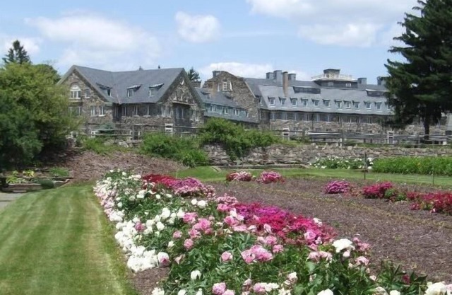 7BR Pocono home on Skytop property with access to many resort activities/dining