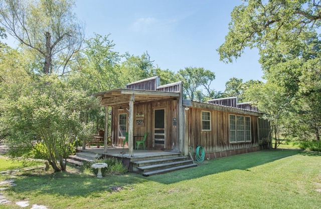 7F Lodge - Hill Country Lodge - Country Living w/Jacuzzi Tub and Fire Pit and Breakfast